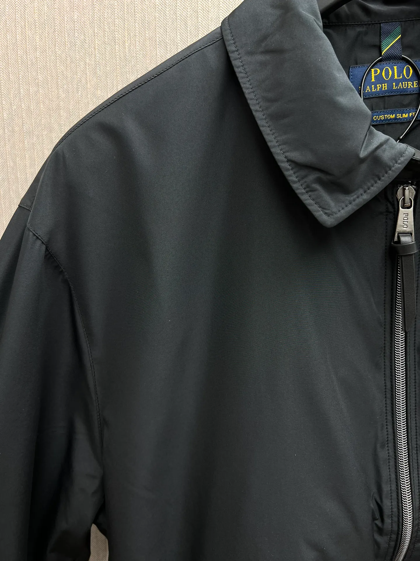 🅿️750 POLO 25ss new packable jacket. This jacket can be stored in its own jacket and can be hung on the luggage handle after being stored. It is ideal for travel. It is made of waterproof fabric and equipped with multiple pockets to store your regular supplies. Size: M.L.XL.XXL.